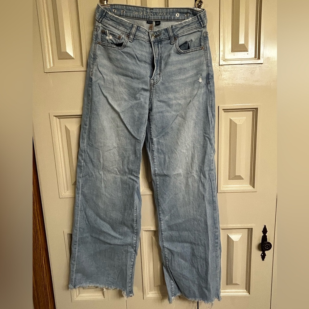 American Eagle Outfitters Relaxed Fit Light Blue Jeans size 2 short